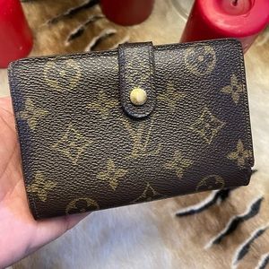 Authentic Louis Vuitton KissLock Bifold Monogram Wallet - Vintage